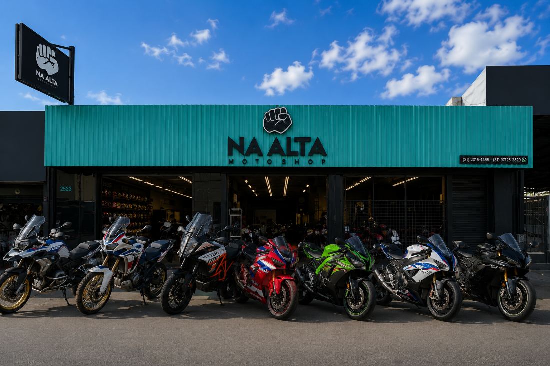 Fachada da Na Alta Moto Shop com várias motos premium estacionadas em frente